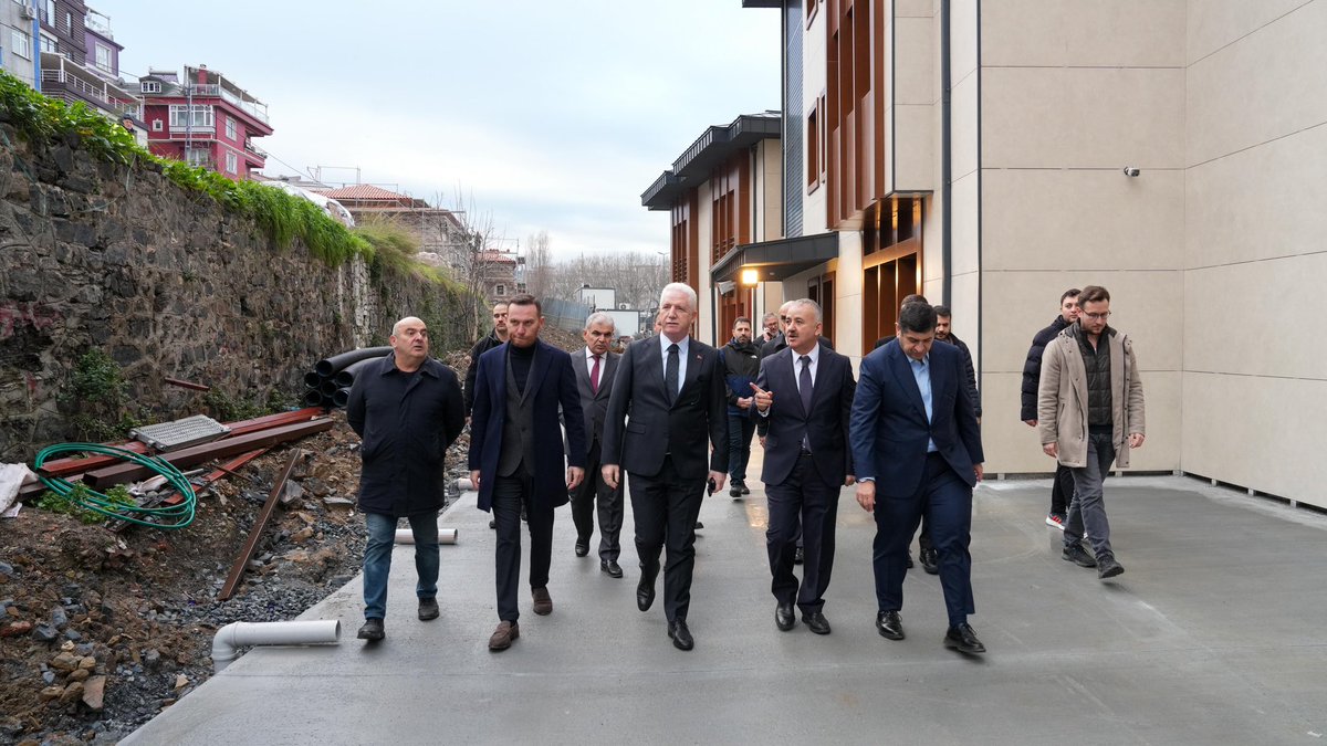 TC_istanbul's tweet photo. Valimiz Davut Gül, Beyoğlu İmam Hatip Ortaokulu inşaatında incelemelerde bulunarak yürütülen çalışmalar hakkında yetkililerden bilgi aldı. 

Vali Gül’e incelemede, Beyoğlu Kaymakamı Abdullah Atakan Atasoy eşlik etti.

@gul_davut

📍Beyoğlu https://t.co/2KSgHJ5bX6