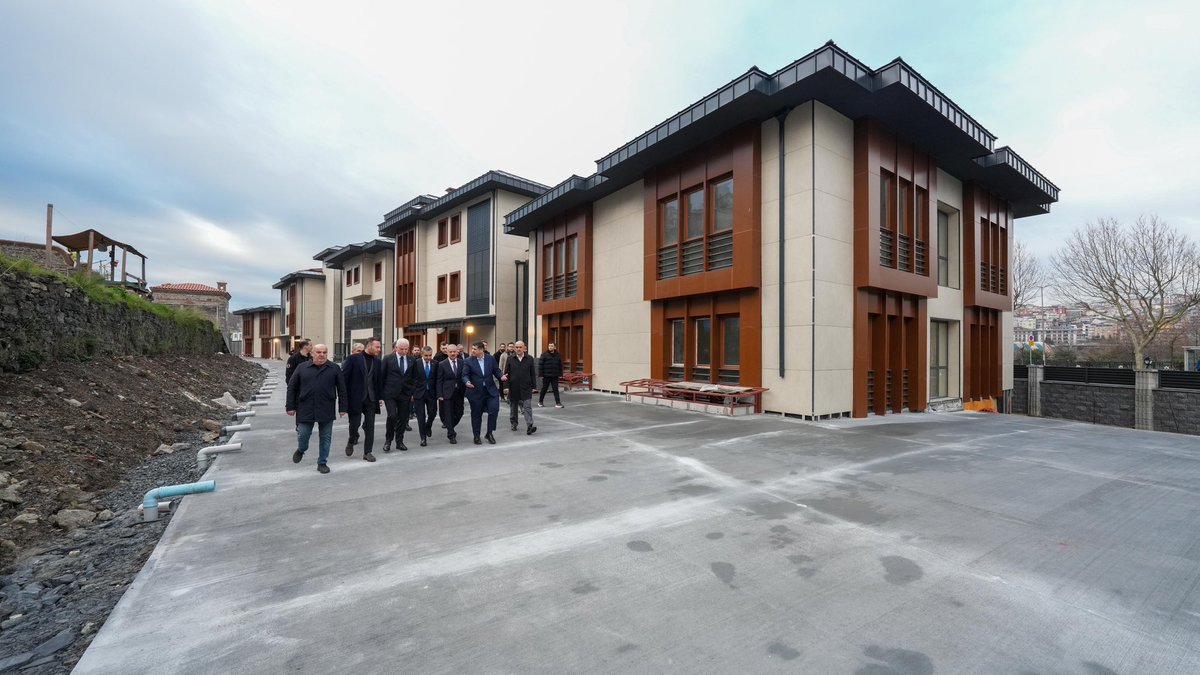 TC_istanbul's tweet photo. Valimiz Davut Gül, Beyoğlu İmam Hatip Ortaokulu inşaatında incelemelerde bulunarak yürütülen çalışmalar hakkında yetkililerden bilgi aldı. 

Vali Gül’e incelemede, Beyoğlu Kaymakamı Abdullah Atakan Atasoy eşlik etti.

@gul_davut

📍Beyoğlu https://t.co/2KSgHJ5bX6