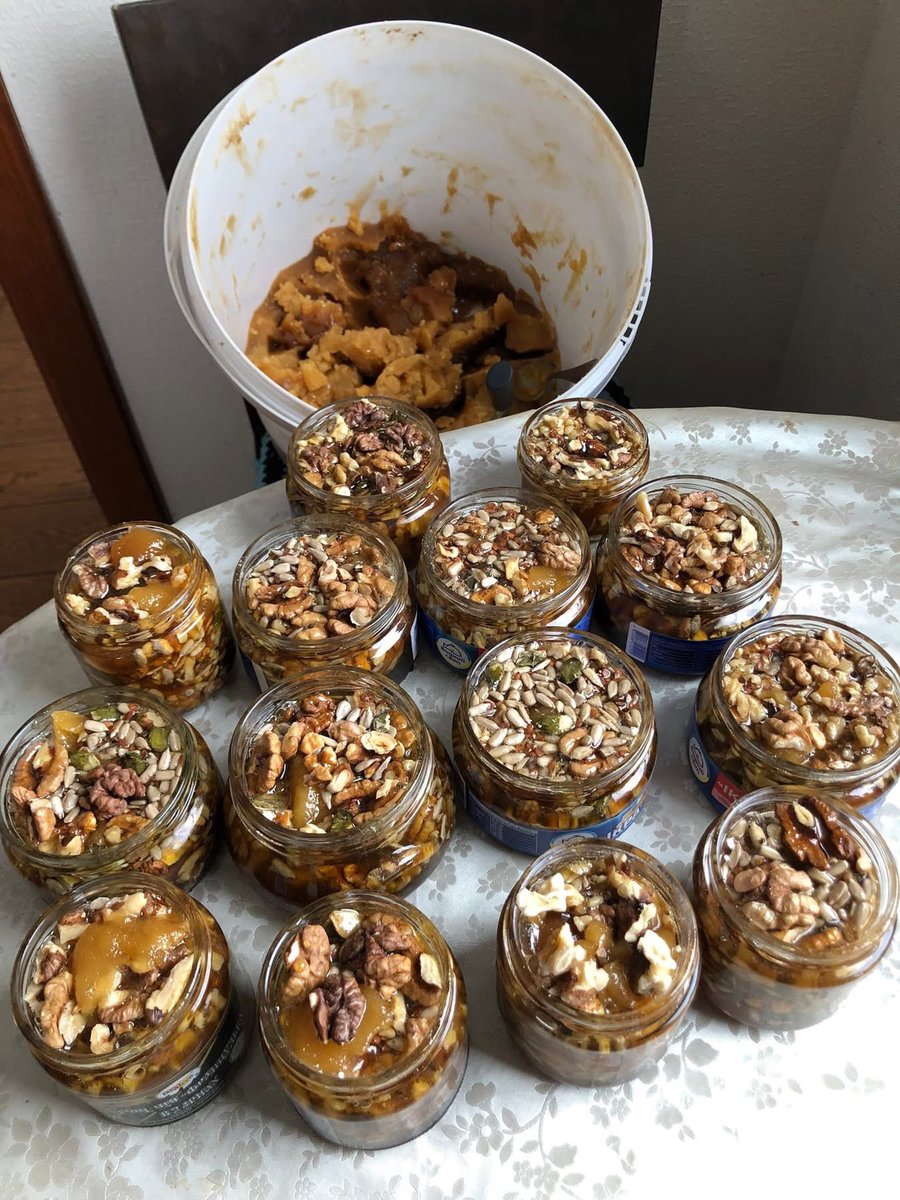 Я дуже скептично ставилась до одного з напрямків волонтерської допомоги, якою займається моя мама - оці шкарпетки і «піддупники», які плетуть бабці. Але потім побачила, що їх прям просять присилати і завалила. ->