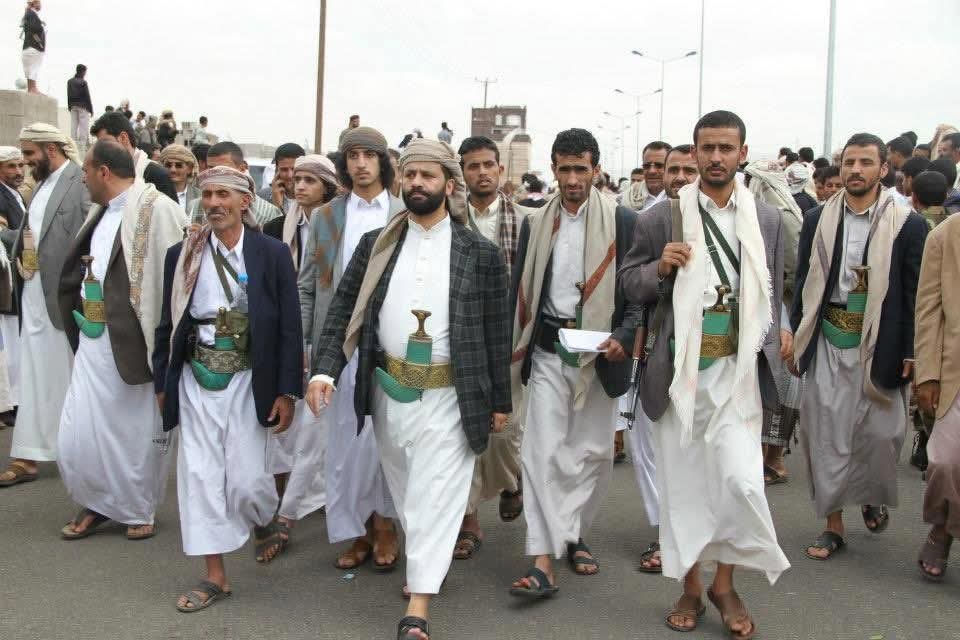 MAGDIOQBAH1459's tweet photo. في الانتخابات البرلمانية اليمنية عام 1993م ترشح عضو اللجنة المركزية للحزب الإشتراكي اليمني القيادي علي بن علي جميل للانتخابات في مديرية ظليمة ـ حاشد بمحافظة عمران في مواجهة مرشح حزبي التجمع اليمني للاصلاح والمؤتمر الشعبي العام القيادي حميد عبدالله بن حسين الأحمر وكانت النتيجة اكتساح وفوز القيادي الاشتراكي على نجل الشيخ الأحمر وبعد حرب ومعركة تنازل الاشتراكي عن الدائرة الانتخابية بصفقة سياسية حقنا للدماء ويتم بعدها إعلان حميد الأحمر الفائز.
ومع اندلاع حرب صيف 1994م خرجت حملة عسكرية لملاحقة القيادي الاشتراكي علي جميل وشن الطيران الحربي غارات جوية استهدفت منزله في ظليمة بعدما تم نهبه بشكل كامل وتشريد عائلته
بعد ذلك توسط الشيخ مجاهد أبو شوارب للصلح وكان ضمينا على حياة المناضل الاشتراكي علي جميل ودخل صنعاء للاستقرار فيها بوجوه مشائخ حاشد وابرزهم الشيخ أبوشوارب والشيخ عبدالله بن حسين الأحمر إلا أن مسلحين اغتالوه في منطقة الروضة بالعاصمة صنعاء عام 1995م

وتلك الأيام نداولها بين الناس يا شيخ حميد