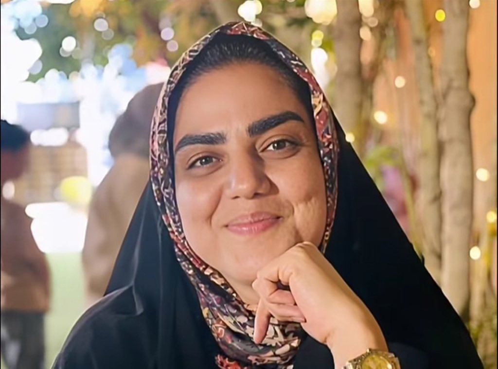 بانوی ۳۹ ساله مشهدی ، دو دخترش را در خانه گذاشت و برای فریاد آزادی به خیابان رفت و با شلیک گلوله جنگی به صورتش جاویدنام شد بخاطر محجبه بودن خیلی سعی کردن تا پیکر شریفش را مصادره کنند اما ناکام ماندند.
 #سارا_سعیدی