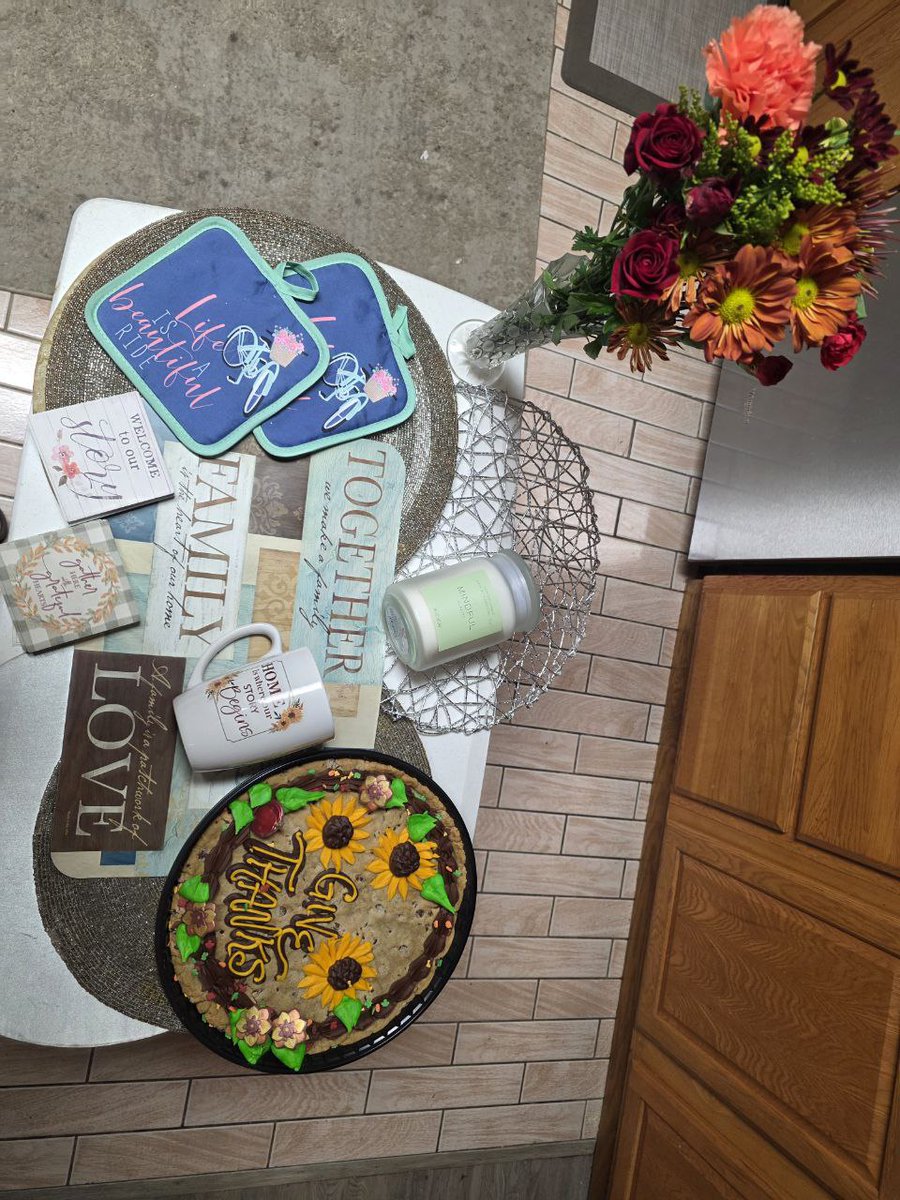HannahCarls's tweet photo. The season is giving https://t.co/ify32vUIbY