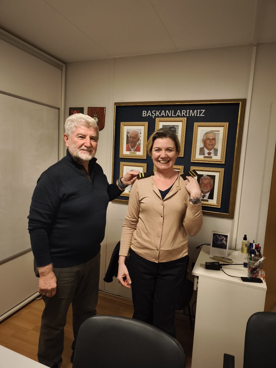 DAKSAR's tweet photo. Kadın bot kaptanımıza, DAKSAR’daki 10. hizmet yılını simgeleyen brövesini takdim ettik. Özverisi, liderliği ve denizde güvenliğe sunduğu katkılar için kendisini tebrik ediyor, başarılarının devamını diliyoruz.
#DAKSAR #Gönüllülük #KadınGücü #DenizdeGüvenlik #10Yıl https://t.co/hqoTifZV0y