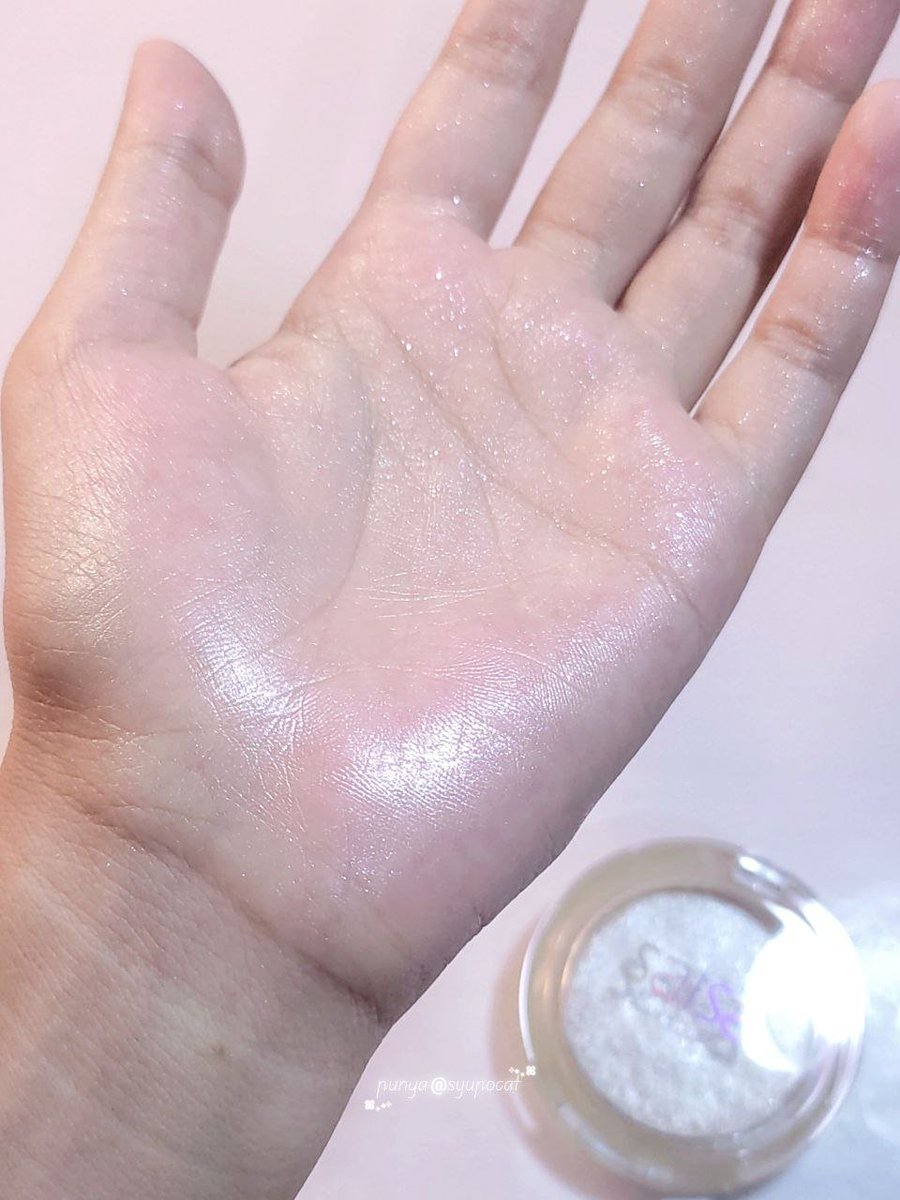 syupocat's tweet photo. i’m obsessed with highlighter rn and this affordable highlighter is my fave✨

sekali swatch glownya langsung keluar💯 https://t.co/yKdKuuEhvn