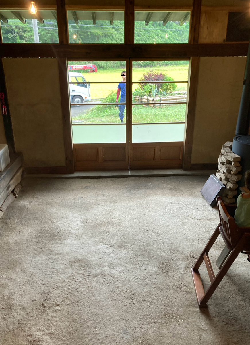 先日のベトナムか中国の廃品回収業者、さすがに頭に来た。

家族で朝ごはんを食べているときに呼び止められ、わざわざ席を立たされて、タメ口で「いらない鉄クズない？」

「前も言ったけど、ありませんね」と言うと、子どもの自転車を指差して「コレは？」