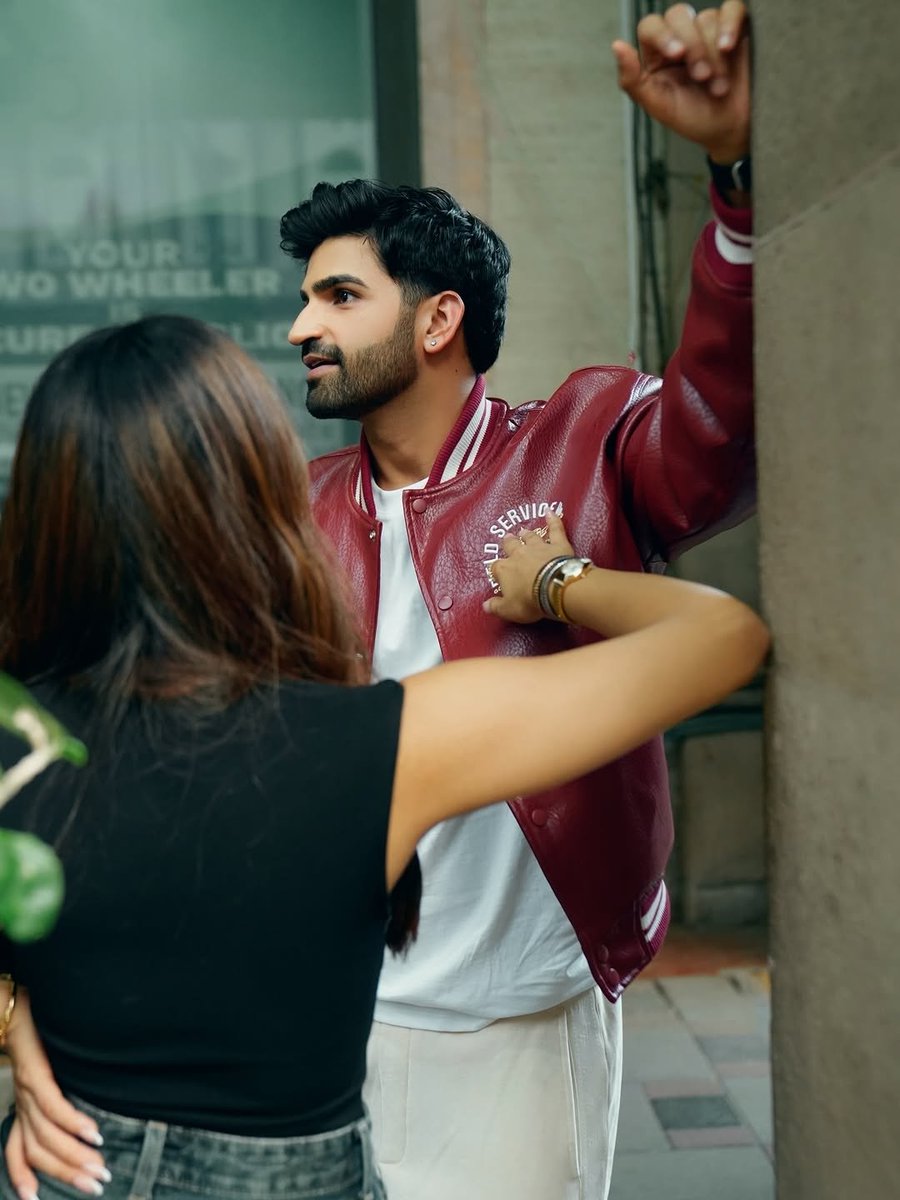 Khan10Amanat's tweet image. Ye doodhwale ki pehle se Gf thi. Ma bete dono chupa rahe the. #FarrhanaBhattt se fame lene ke chakar me. Followers to mil gaye.
#fayan walo ka cut gaye aaj thyCrying😂.kunu aunty jhuti bahu dhoond rahi thi ghr me #bahana #BaseerAli