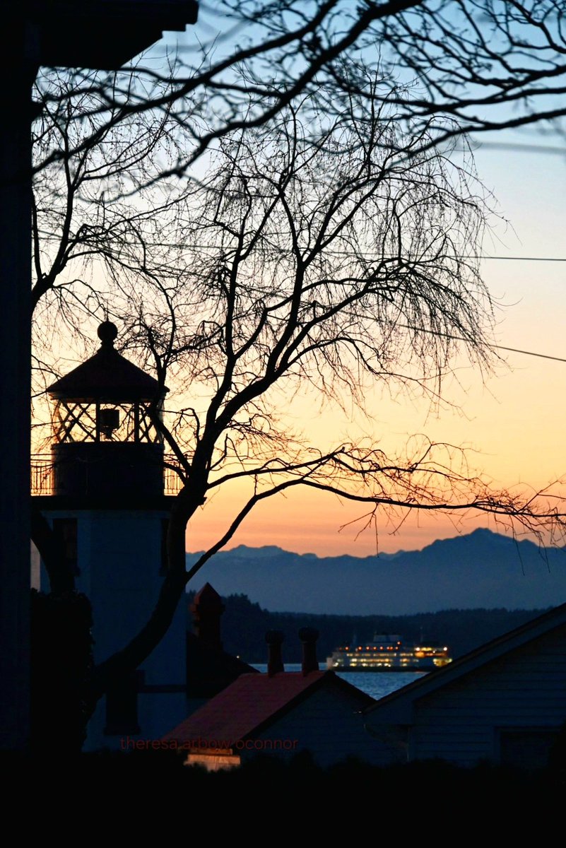 Beautiful glow tonight #Alki #Lighthouse #sunset ♡