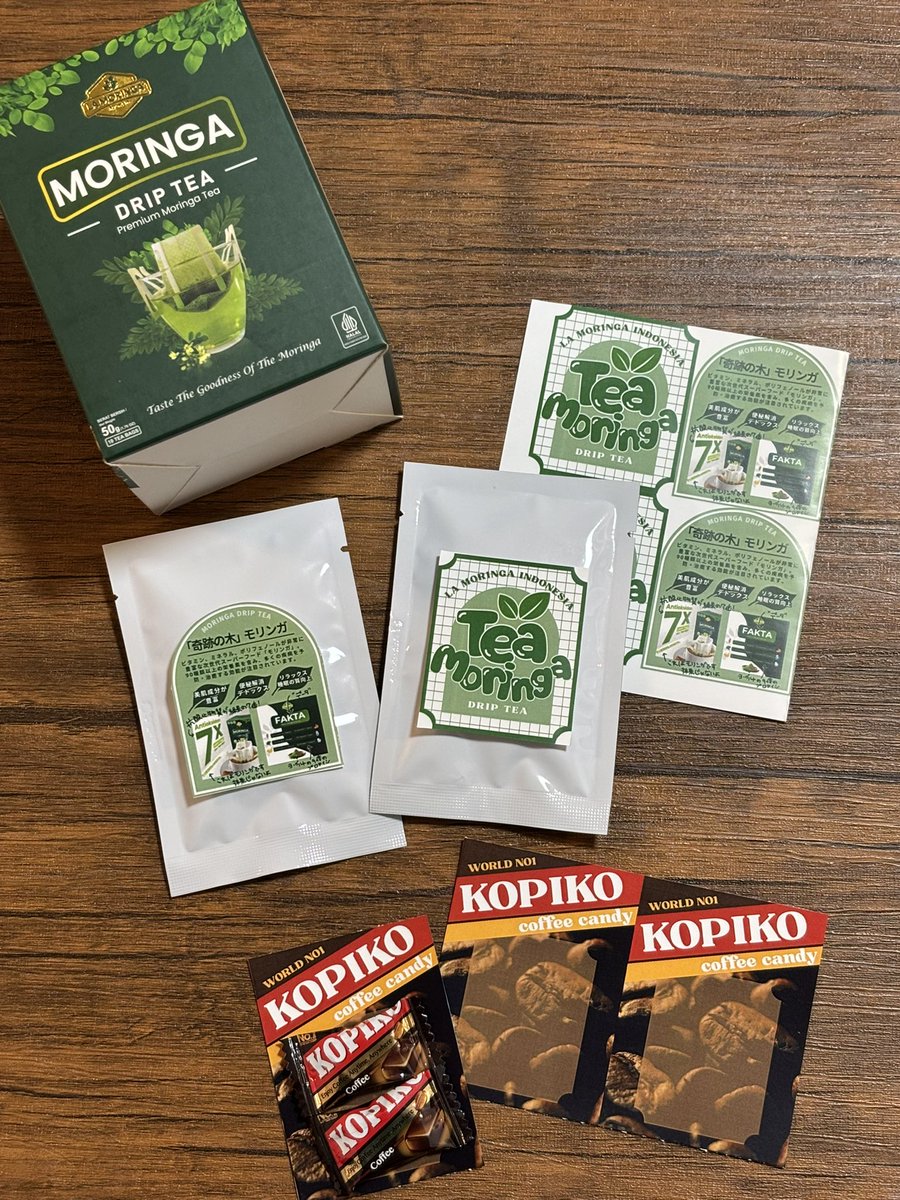 mikumalist's tweet photo. バラマキ土産のモリンガteaが
真っ白パッケージで不審なので←
自作してみた😌🍵

ついでに2個ずつ配れる
コピコの台紙も☕️🍬

コピコをお土産で配る同志がいたら
2枚目はA4印刷（厚紙推奨）でぜひ🤣

#インドネシア
#お土産 https://t.co/tGxvJRPo2z