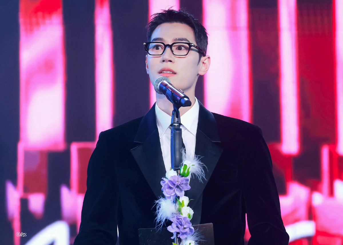 260211 제 2회 디 어워즈

짧머 하고 짠! 나타난 강쥐 🫶🏻 ͗ ͗ ͗ ͗ 💗

#박서함 #PARKSEOHAM #朴栖含 #パクソハム #우주를줄게 #OurUniverse