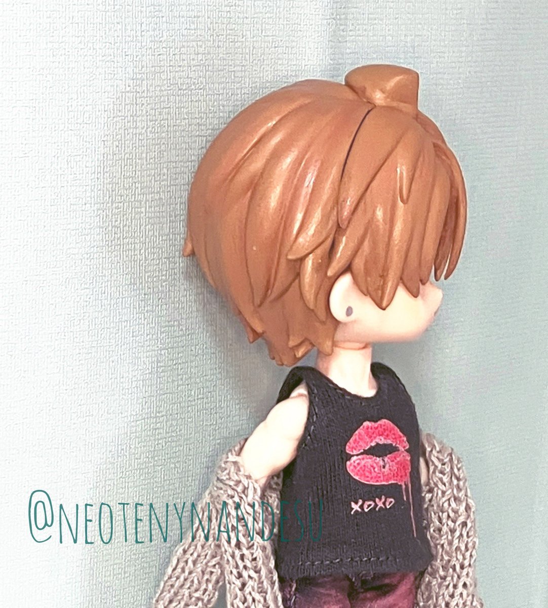 黒井さんに着せるギャルっぽい服の手持ちが余りに無くてPink Float様に作っていただいたカスタムタンクトップ🎽💋
（三次創作）
カーデ: 手編み工房•ねこの手
🎽👖: #ぷりりん服
🩴: #SG_dolls