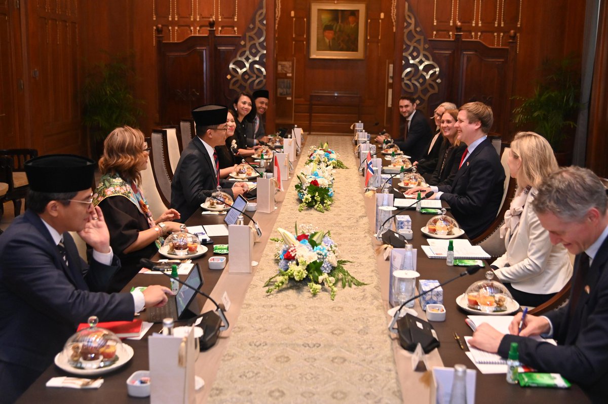 Menlu_RI's tweet photo. Pleased to hold a bilateral dialogue with H.E. Åsmund Grøver Aukrust @AsmundAukrust, Norway’s Minister of International Development @NorwayMFA, in Jakarta (12/02). Reaffirmed our shared commitment to advancing sustainable development, strengthening multilateralism, and promoting global peace. We will also continue to work closely on the issue of Palestine.