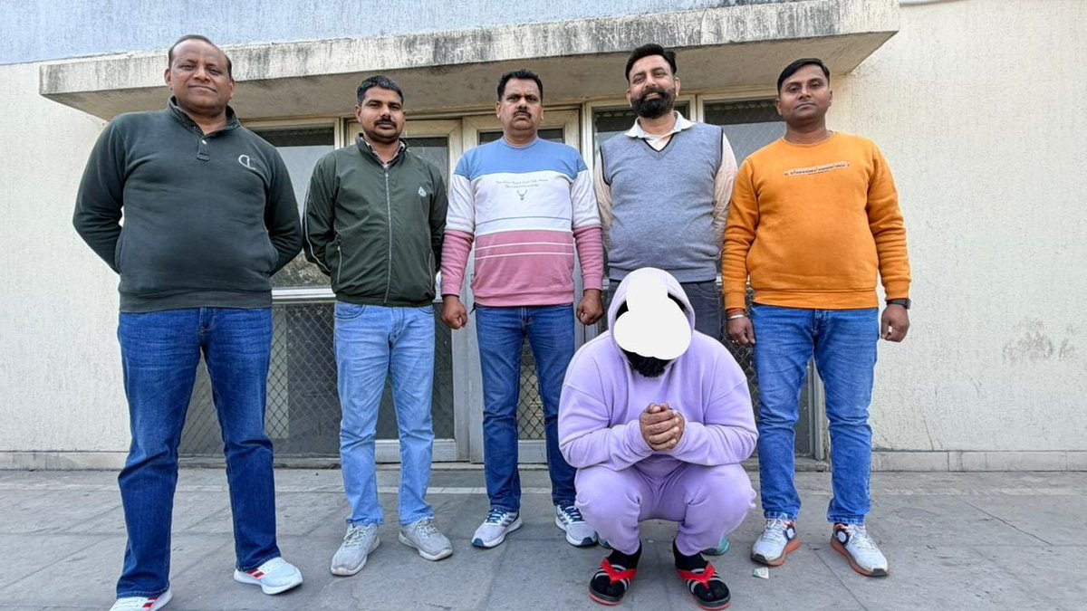 Chandan30658665's tweet photo. गैंग मेंबर बनने का ढोंग, लेकिन कानून के आगे अकेला पड़ गया”
AATS/नॉर्थ-वेस्ट जिला पुलिस की बड़ी और सराहनीय सफलता
दिल्ली पुलिस की AATS/नॉर्थ-वेस्ट जिला टीम ने एक बार फिर यह सिद्ध कर दिया है कि अपराध चाहे जितना भी शातिर क्यों न हो, कानून से बच नहीं सकता। कुख्यात हिमांशु भाऊ गैंग के नाम पर दहशत फैलाकर करोड़ों की संपत्ति हड़पने की कोशिश करने वाले आरोपी को पुलिस ने बेहद सूझबूझ, तकनीकी विश्लेषण और सटीक रणनीति के माध्यम से गिरफ्तार कर लिया।
आरोपी विकास @ विक्की द्वारा स्वयं को गैंग का सदस्य बताकर पीड़ित को डराने और लगभग ₹10 करोड़ मूल्य की संपत्ति जबरन ट्रांसफर कराने की साजिश रची गई थी। लेकिन AATS टीम की गहन जांच, तकनीकी निगरानी और अथक प्रयासों ने इस झूठे मुखौटे को पूरी तरह बेनकाब कर दिया।
🔹 अंतरराष्ट्रीय व्हाट्सएप कॉल्स के जरिए दी जा रही धमकियों
🔹 इलेक्ट्रॉनिक साक्ष्यों का बारीकी से विश्लेषण
🔹 संपत्ति विवाद की पृष्ठभूमि को उजागर करना
🔹 सटीक फील्ड इंटेलिजेंस के आधार पर योजनाबद्ध गिरफ्तारी
यह सभी पहलू AATS टीम की उच्च पेशेवर क्षमता और अपराध नियंत्रण के प्रति प्रतिबद्धता को दर्शाते हैं।
इस पूरे ऑपरेशन को SI रवि सैनी के नेतृत्व में AATS/नॉर्थ-वेस्ट की टीम ने अत्यंत कुशलता से अंजाम दिया, जिसमें ASI विनोद, ASI किरण पाल, HC परमजीत, HC परविंदर, HC परवीन, HC कमल, Ct शुभम, Ct ओमप्रकाश, Ct उत्तम, Ct करण, Ct सागर, Ct हरेंद्र एवं W/HC ममता की भूमिका सराहनीय रही।
पूरी कार्रवाई इंस्पेक्टर जितेंद्र तिवारी (I/C AATS) के कुशल मार्गदर्शन, ACP ऑपरेशन्स श्री रंजीत ढाका की सतत निगरानी एवं
श्री भीष्म सिंह, आईपीएस, अतिरिक्त पुलिस आयुक्त, नॉर्थ-वेस्ट जिला के प्रभावी नेतृत्व में संपन्न हुई।
📱 अपराध में प्रयुक्त आईफोन की बरामदगी और
🕵️‍♂️ आगे की जांच में सह-आरोपियों की तलाश
यह दर्शाता है कि दिल्ली पुलिस अपराध की जड़ तक पहुंचने के लिए पूरी तरह प्रतिबद्ध है।
👉 यह सफलता न केवल अपराधियों के लिए कड़ा संदेश है, बल्कि आम जनता के लिए भरोसे का प्रतीक भी है कि दिल्ली पुलिस हर परिस्थिति में उनकी सुरक्षा के लिए सतर्क और सक्षम है।
AATS/नॉर्थ-वेस्ट जिला पुलिस की पूरी टीम को इस उत्कृष्ट, साहसिक और सराहनीय कार्य के लिए हार्दिक बधाई! 👮‍♂️👏
दिल्ली पुलिस — सदैव सेवा में, सदैव सतर्क। 🚔🇮🇳 @CPDelhi