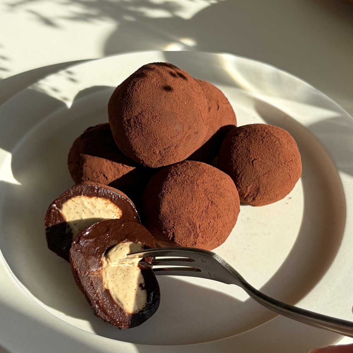 _____enaga's tweet photo. アールグレイがふわりと香るクリームを包んだ生チョコレート。バレンタインデー直前ですが今日の夜、レシピを載せます🍴 https://t.co/ZG3wmzyTnk