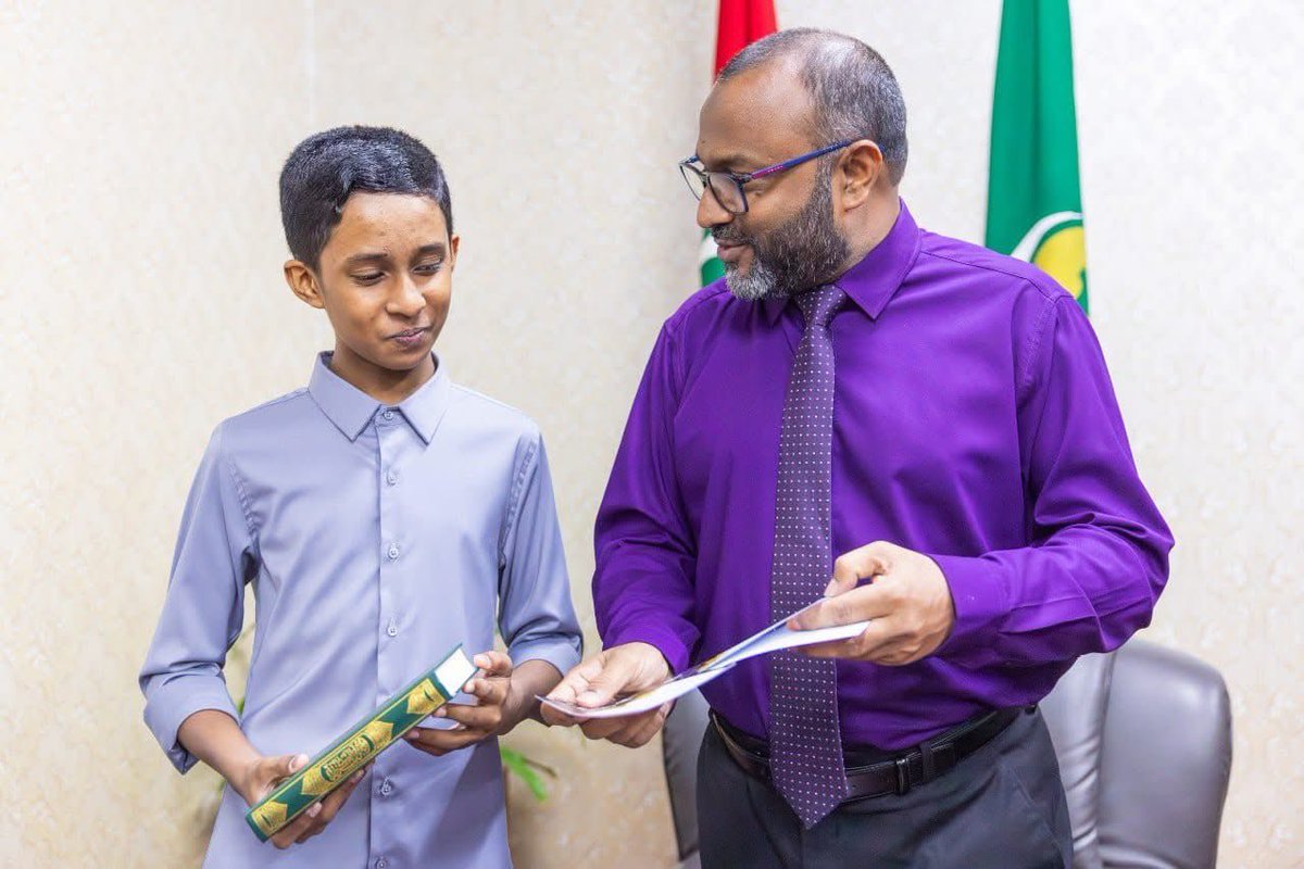 ޢިލްމު އިންސްޓިޓިއުޓް އިން ކުރިޔަށް ގެންދާ 100 ޙާފިޡުން އުފެއްދުމުގެ ޕްރޮގްރާމްގައި ބައިވެރިވެ ކީރިތި ޤުރްއާން ހިތުދަސްކޮށް ޙާފިޡުކަމުގެ ސަނަދު ޙާޞިލްކުރި މި އިންސްޓިޓިއުޓްގެ ދަރިވަރު އަޙްމަދު އިކްމާލް އިބްރާހީމަށް މަރުޙަބާ ދަންނަވަން.