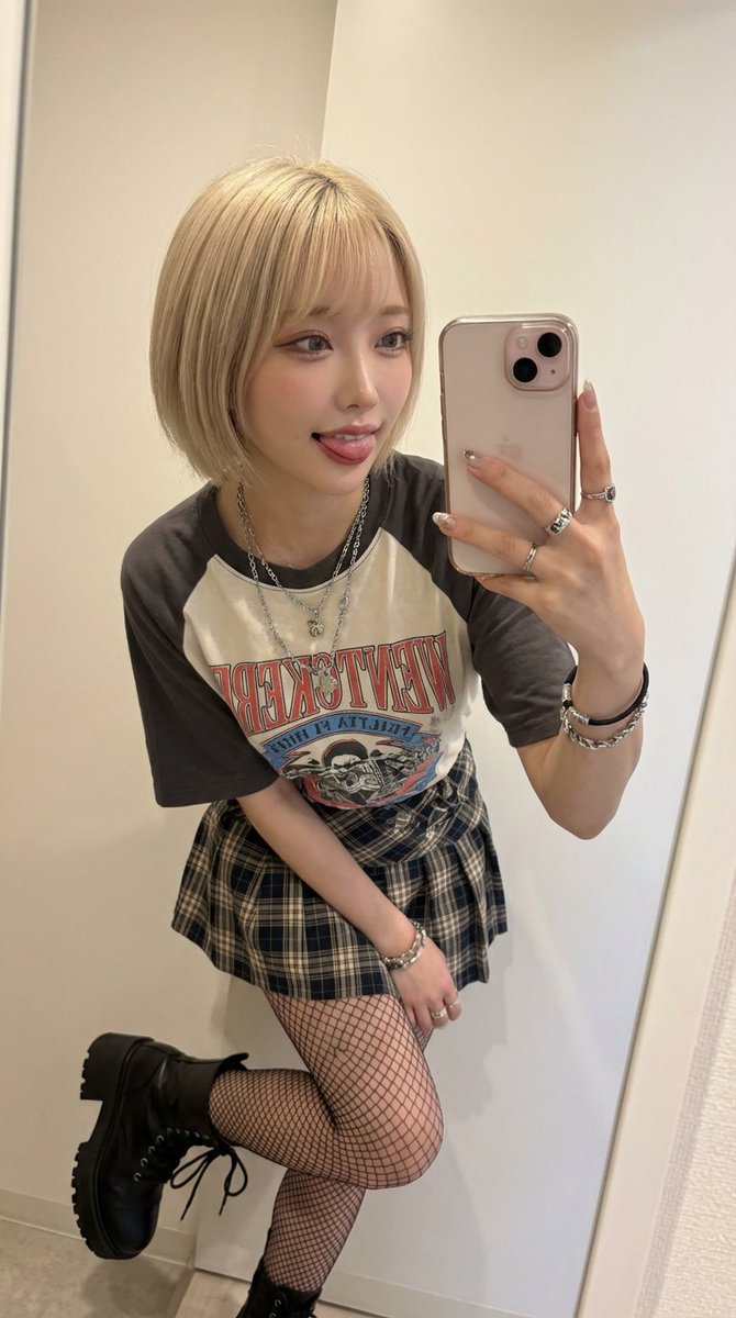 PIN_28r's tweet photo. 30代でこのファッションはきつい？😱 https://t.co/1ndv7rFEoA