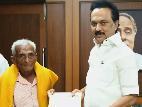 muralidharan_ca's tweet photo. @sansbarrier Stalin shamelessly asked this elderly person whether he is "gowda" ..at that time this wasn't made a huge controversy like this ... Shameless media 🤦🤦

https://t.co/ZprL7MThdf https://t.co/PMxvfMAid7