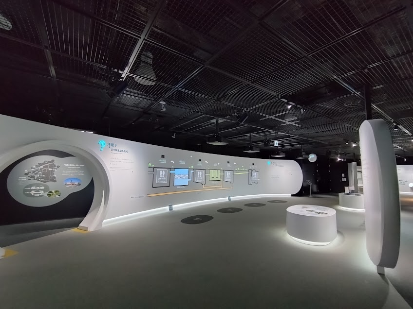 takao_obc's tweet image. 大阪市下水道化学館の「マンホールふたスタンプラリー」が面白い。型押し式のスタンプで、銀箔の台紙に押せば、凹凸のある本物のマンホールの蓋のような仕上がりになります。なんと入館料無料！
マンホール好きにはたまらない施設です。
#大阪市下水道科学館 #マンホール #スタンプラリー