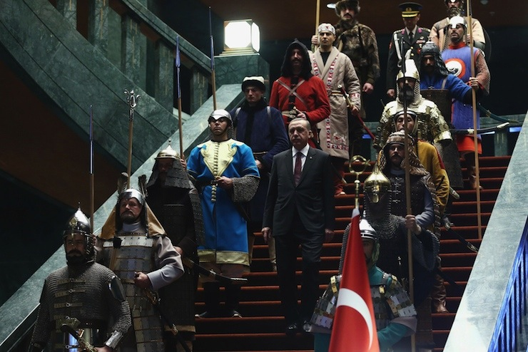 Türkiye, Roma’nın varisidir.
Yeni Romadır.

Kayser-i Rum, Recep Tayyip Erdoğan’dır.

Hadîs-i Şerîf’te der ki:

İstanbul iki defa fethedilecektir;
İlki kılıçla, ikincisi tekbir ile.

Ayasofya’yı Fatih Sultan Mehmet kılıçla fethetti.

I. Dünya Savaşı’ndan sonra kaybedilen bu miras,