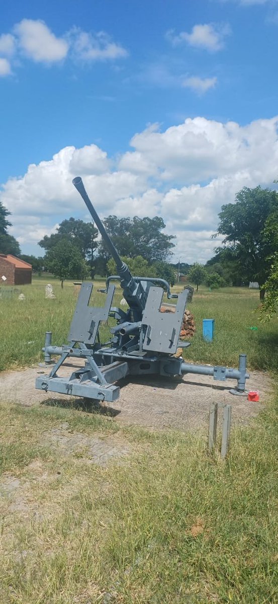 thyphoidjack's tweet photo. This is the Memorable Order of Tin Hats (MOTH) Memorial for the men from Bela-Bela (Warmbaths, Limpopo) who served in the two World Wars (1914-1918 and 1939-1945) and the Border War (1966-1989). 
The memorial does not consist only of a needle (Obelisk) monument but also a decommissioned anti-aircraft gun.