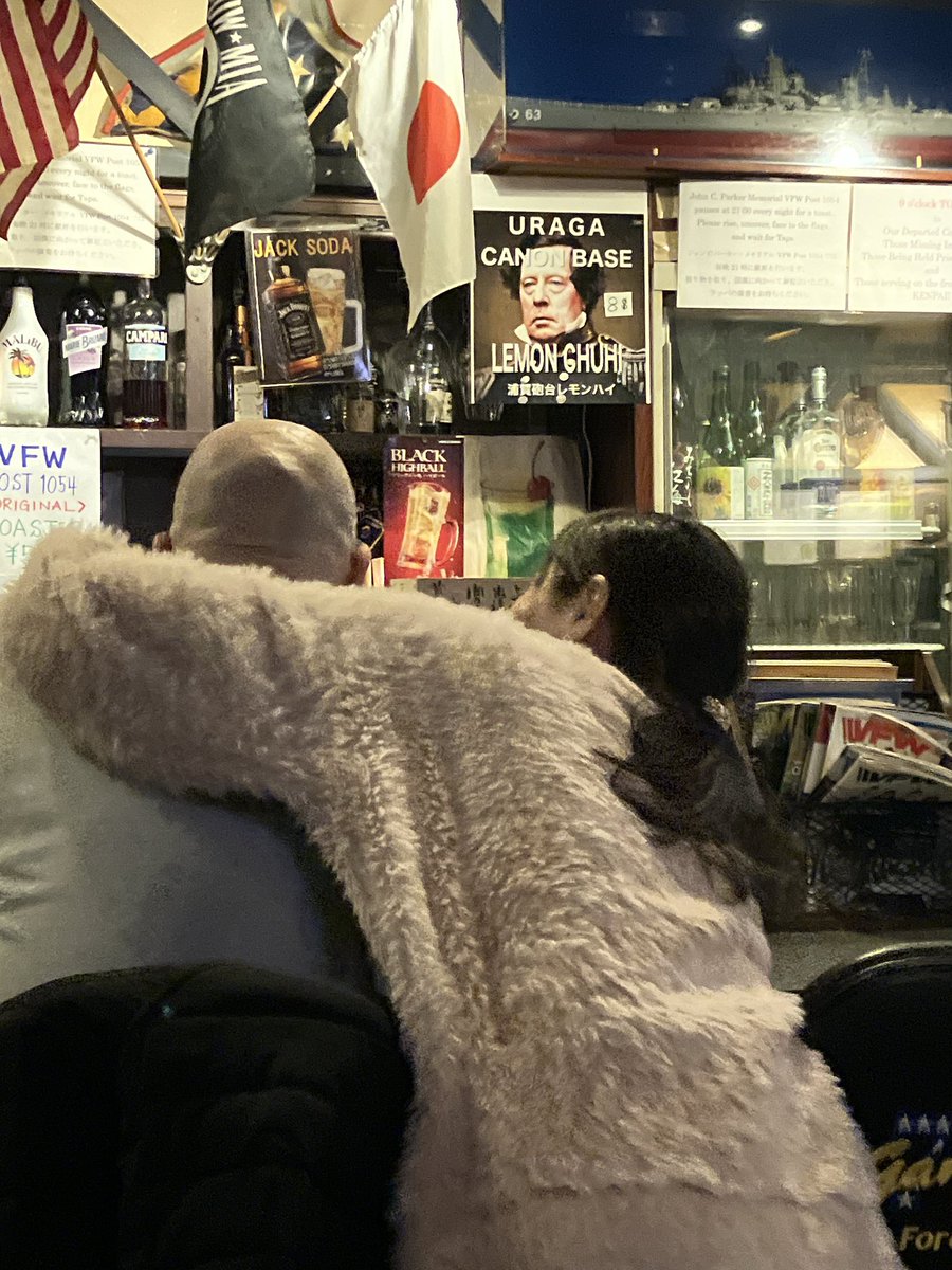 dio_tare's tweet photo. 昨日は昼から飲み会🍻
ドブ板のバーで1人飲みしていた米兵さんに、女友達が「ワイスピのヴィン.ディーゼルに似てる〜❤️」と絡んでしまう💦 https://t.co/v20oOW3tnS