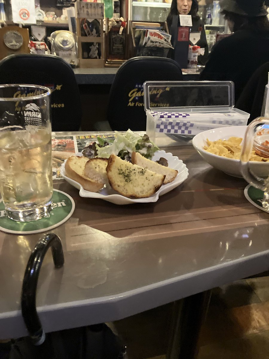 dio_tare's tweet photo. 昨日は昼から飲み会🍻
ドブ板のバーで1人飲みしていた米兵さんに、女友達が「ワイスピのヴィン.ディーゼルに似てる〜❤️」と絡んでしまう💦 https://t.co/v20oOW3tnS