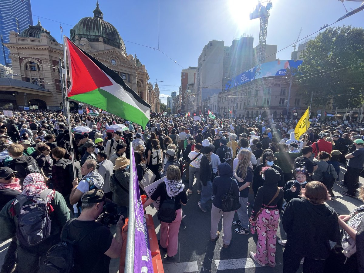 Melbourne_says's tweet image. About 15 thousand peaceful protestors on the streets of Melbourne and not one broken spine, broken ribs, police brutality, snipers on roofs or a premier holding an umbrella for a criminal. 

This is why I love this joint. 👏🏼