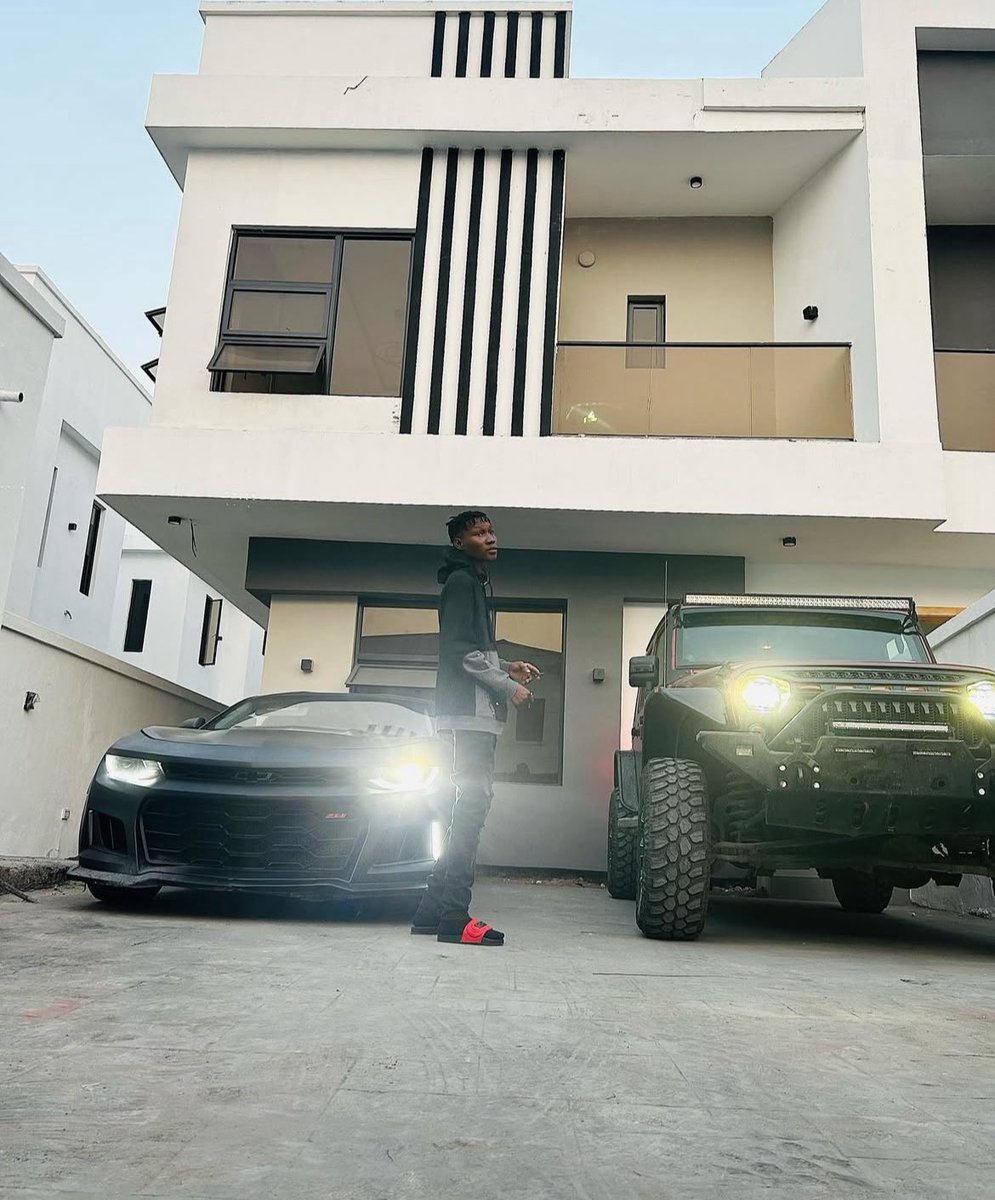 emmywiireszn's tweet image. Zinoleesky's parents' house vs Seyi Vibez's parents' house