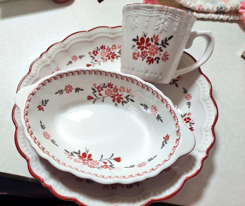 おそろしく可愛い食器を買いましたよ
THREEPPYなので3つで1000円ちょいでしたよ  相変わらずとんでもねえブランドだ