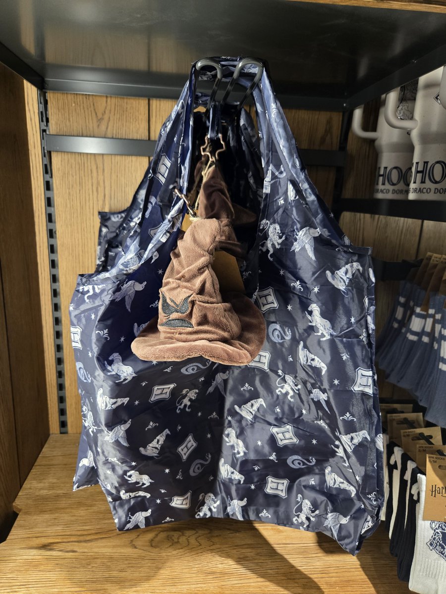 ハリポタショップ原宿

少し遅れて新商品のエコバッグ
入荷した❗
組分け帽子の中から剣…ではなく
エコバッグが出現✨
マジックテープがあるから落ちる心配なし

肩がけ出来て大きめサイズ￥2,000