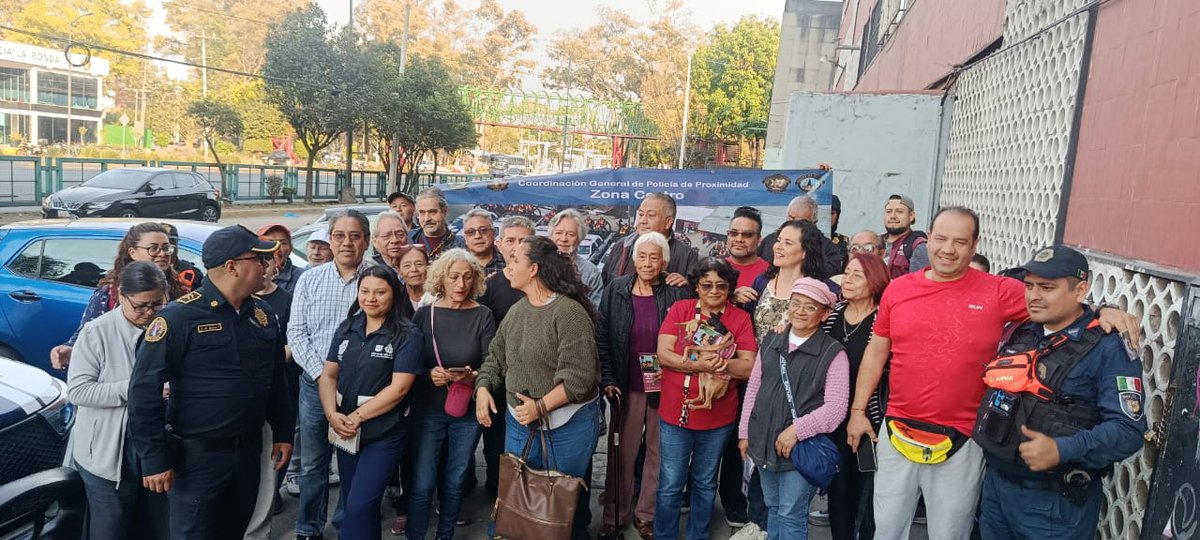 Esta tarde nos reunimos con vecinas y vecinos de la tercera sección de Tlatelolco para presentarles a la patrulla del cuadrante, proporcionarles el número telefónico al que pueden marcar para reportar cualquier urgencia y presentarles al personal de la <a href="/SSC_CDMX/">SSC CDMX</a> que está a su