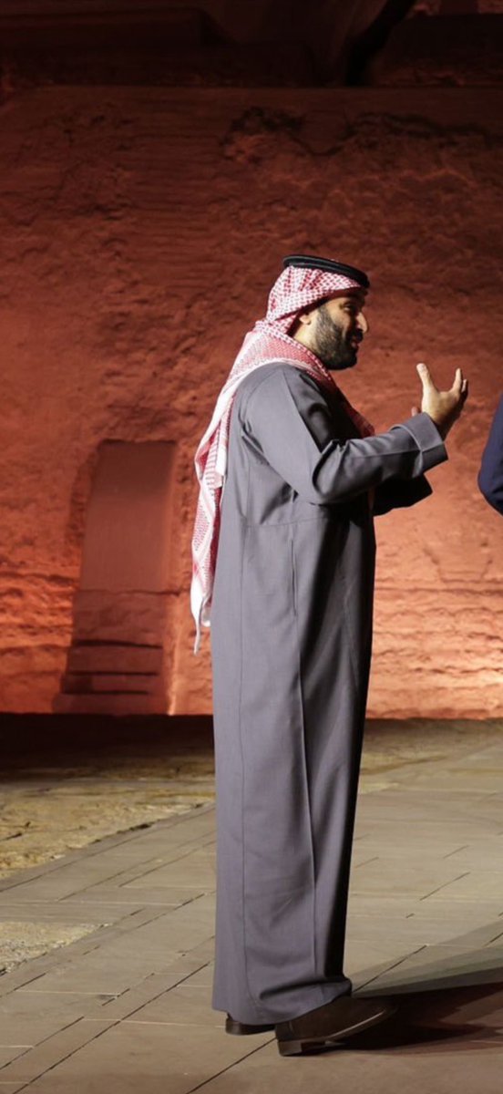 ماني مع محمد ولد زايد ولاني مع تميم 
مع المفدّى سيد اسيادك وسيد سادتي 

دون الوطن مواطنٍ في ثوب شيطانٍ رجيم 
اقولها وانا بكامل قوّتي وارادتي 

عزايم الريجيل ماتنباع فاسواق العثيم
وصل عوادتك السلام الحار من عوادتي 

قائد الأمتين العربية والإسلامية 
سمو سيدي💚🇸🇦