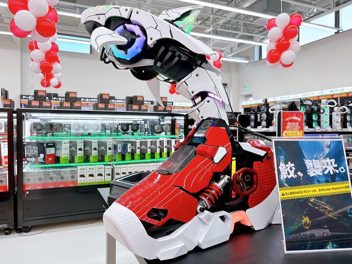 ついにサメPC🦈とスニーカーPC👟がコラボしました！！
ただ撮影角度の関係でコラボというより合体してるような..🧐