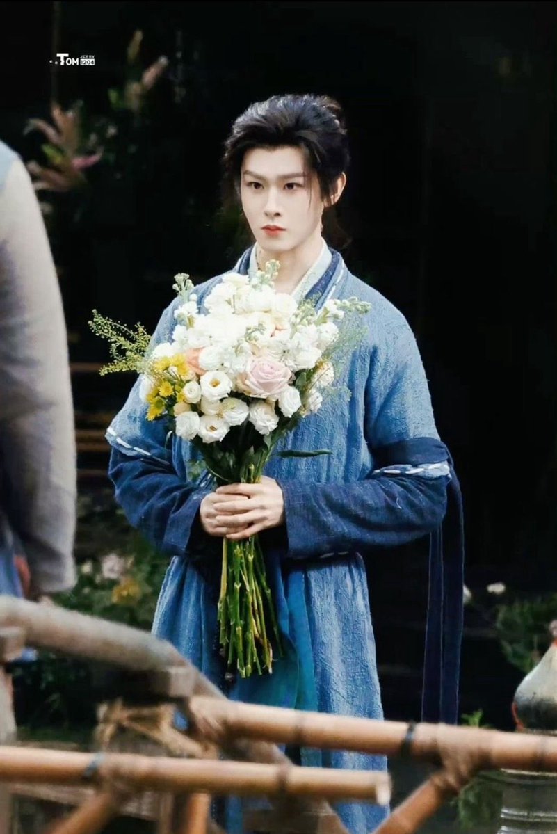 #เหยียนเถียน 

ลู่จั๋วขี่ม้านำทัพกลับเมือง ขณะที่กลีบดอกไม้โปรยปรายลงมาจากกำแพงเมือง ผู้คนสองข้างทางแน่นขนัดด้วยดอกไม้และเสียงสรรเสริญ เขารับคำยินดีด้วยท่าทีสุขุม—จนสายตาไปสะดุดเข้ากับชายหนุ่มผู้หนึ่งที่ยืนเงียบ ๆ อยู่ท่ามกลางฝูงชน

ในมือของเขาถือดอกไม้สีขาว นิ้วมือเปื้อนแป้งจาง