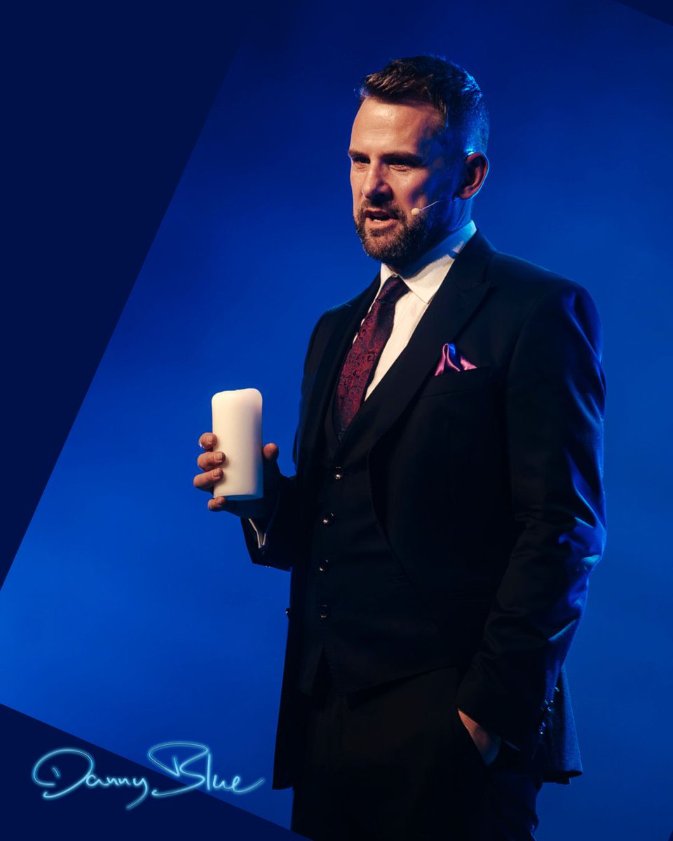 Danny_Blue's tweet photo. Milyen jelentések társíthatók a kék színhez? 💙 
A kék a nyugalom és a bizalom színe. Mentalistaként tudom, mennyire fontos az első benyomás, ami állhat egy pillantásból, egy érzésből vagy egy színből. A kék nekem ezt jelenti: nyugalmat, bizalmat és kapcsolatot az emberekkel. https://t.co/kNrQn31Y3A