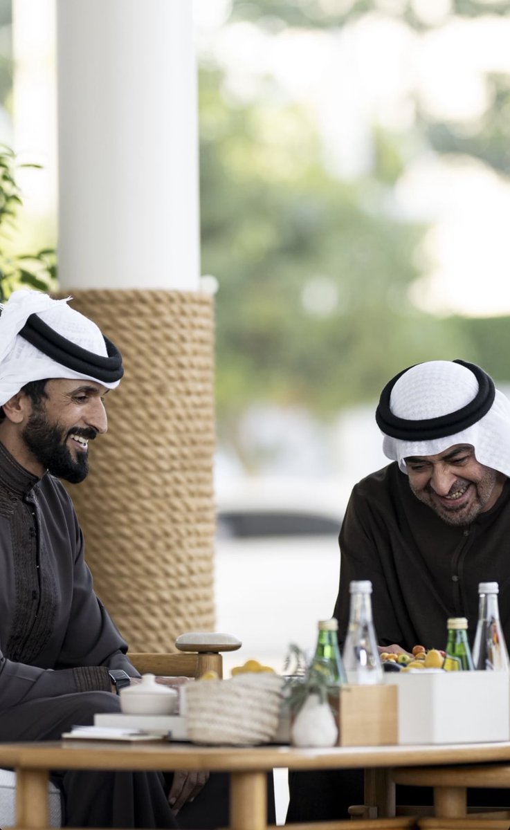 محمد اللي بالكرم من يجاريه
قدوة كرم للناس في أول وتالي

اخاوي اللي مايخلي مخاويه
وأنا معه في سلم ولا قتالي

✍️الشيخ ناصر بن حمد في بوخالد 🇦🇪🇧🇭