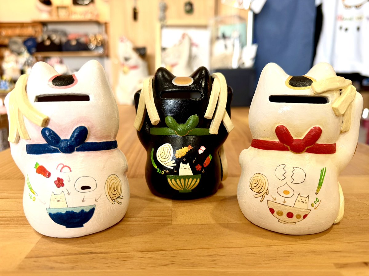 albaさんの招き猫100体展、参加させていただきました！✨🐾

2/22から販売開始です！
このうどんは小麦粉から作ってないよ！
ぜひ現物も見てみてください😆

ちなみに私はalbaさんに行くと永遠にソフビの話ばかりしてます👽
ほんまありがてえありがてえ

#招き猫100体展
#本物うどんのうどん猫 
#alba
