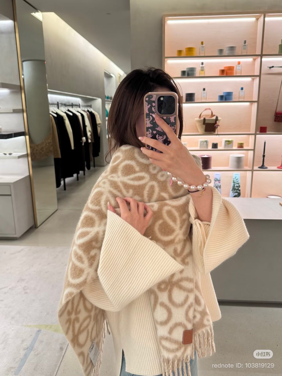 圧倒的にマフラーはLOEWEが1番可愛い......🧣🤎表裏で色違うのも良い。使い勝手良すぎる。