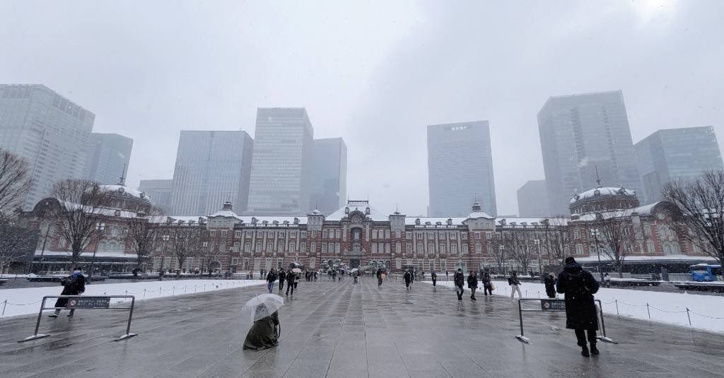 Tomoki0629_'s tweet photo. この前の大雪の日東京駅にいたんですが、東京駅って雪だるま作れるんだ... https://t.co/FHFjzVx3lH