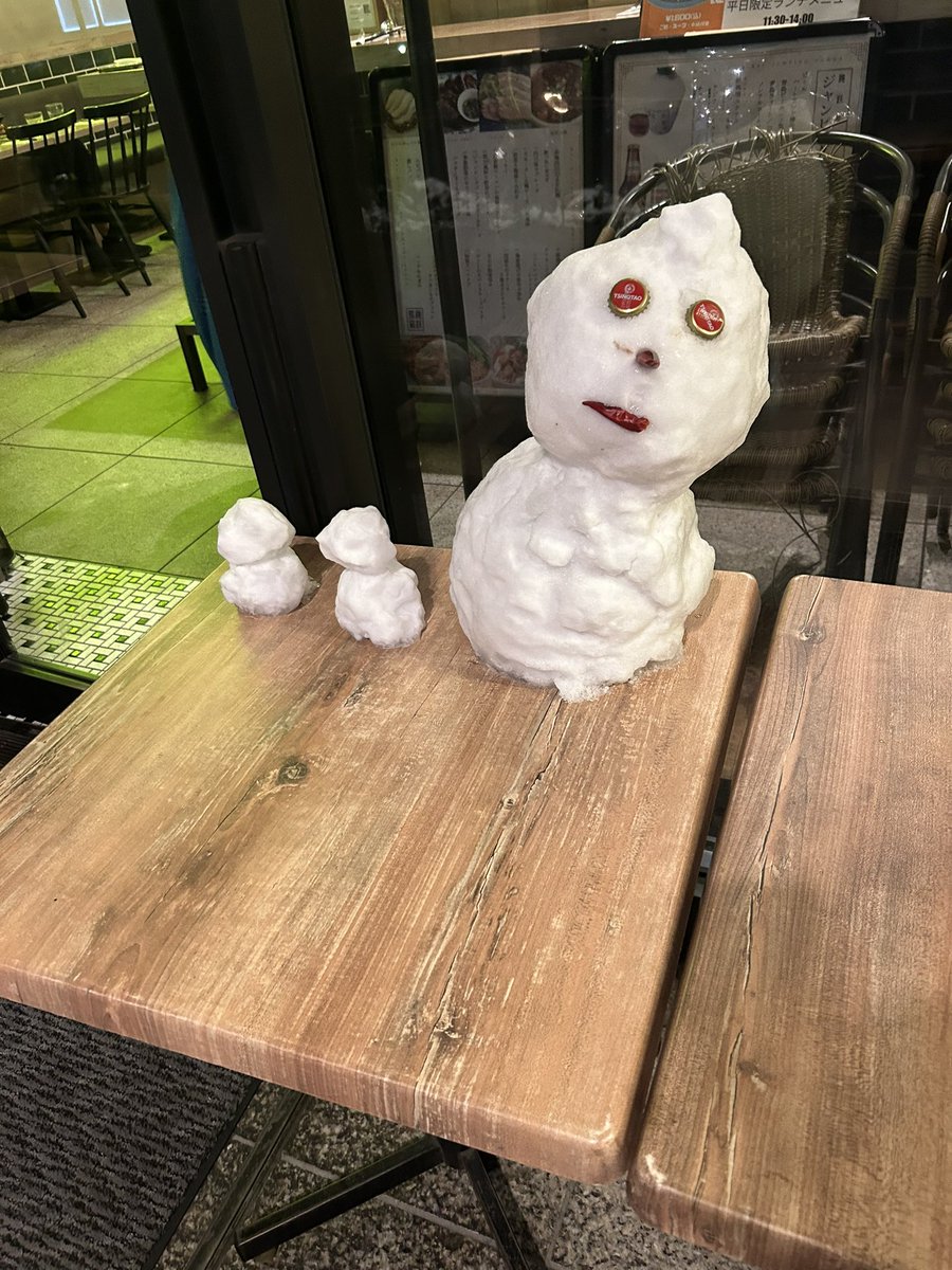 Tomoki0629_'s tweet photo. この前の大雪の日東京駅にいたんですが、東京駅って雪だるま作れるんだ... https://t.co/FHFjzVx3lH