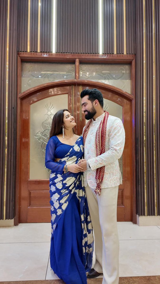 सोनाक्षी सिन्हा और इकबाल के बाद अगर कोई जोड़ी भक्तों को सबसे ज्यादा कष्ट दे रहीं है तो वो KANIKA Sharma और Sakib saifi की जोड़ी है 

नया घर (Promise): शाकिब ने कनिका को लगभग 2 करोड़ रुपये का 200 गज का घर गिफ्ट किया है.

घर के मंदिर वाले वीडियो को लेकर भक्तों ने बहोत ट्रॉल किया था