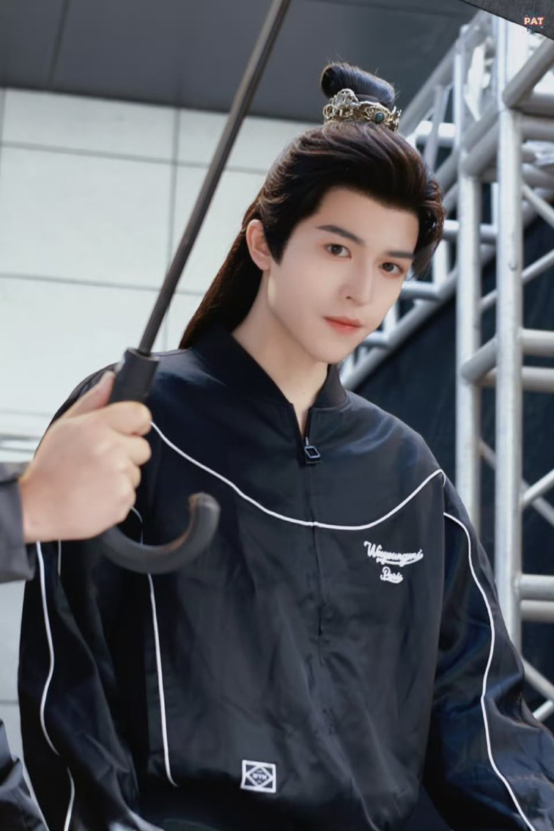 Paipaiztar's tweet image. ขำพาส 

ไม่ไหวแล้ว ลุคนี้ยังแต่งไม่เสร็จเลย ก็หล่อจนฉันหายใจสะดุดแล้ว ไม่กล้านึกเลยว่าถ้าแต่งหน้าแต่งตัวเสร็จสมบูรณ์จะหล่อขนาดไหน 5555555 ฮือออ นี้ก็หยุดหายใจไปแว้บนึงเหมือนกัน 😭😭

#DancingWithTheTide #แพทริค #ZhangYuehui #何不同舟渡  #章月回 #Patrick尹浩宇