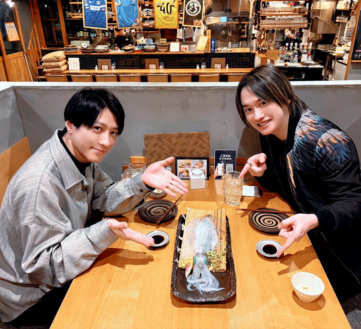 #舞台ゲ謎 座長の鈴木拡樹くん
拡くんと！佐賀でサシでイカ🦑を食べてきた！拡くんオススメ!!まさかの拡くんがお店を探し予約までしてくれて乾杯🍻🍶熱い話で語り合い幸せな日に✨久しぶりに自分より機械が弱い主演に出会ったwまた一緒にやりたい！
#長田幻治
#良知真次
#鬼太郎の父 #ゲゲ郎
#鈴木拡樹