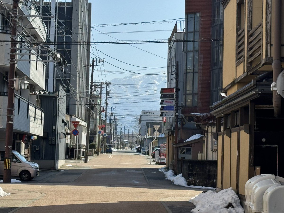 今日は富山のお客様先へ。
スノーブーツとか手袋とかレッグウォーマーとか、万全の準備でのぞみましたが、道路の雪は溶けてなくなっていて、普通にシューズで良かった笑
遠くに見える雪山が雄大で素敵でした✨