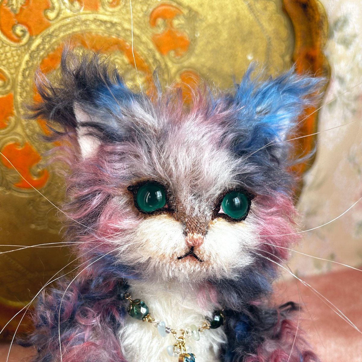 リッティベアさんでおうち探しする仔✨ふしぎにゃん♥️22cm
この仔だけ少し前足が長めです😺
大好きなムラ染めモヘアでずっと取ってあったんですが新しい型紙で使いたくて🫶︎💕︎にじんだようなグラスアイも大好きでとってもかわいい仔になったと思います💖
リッティベアさん⇒rittibear.com