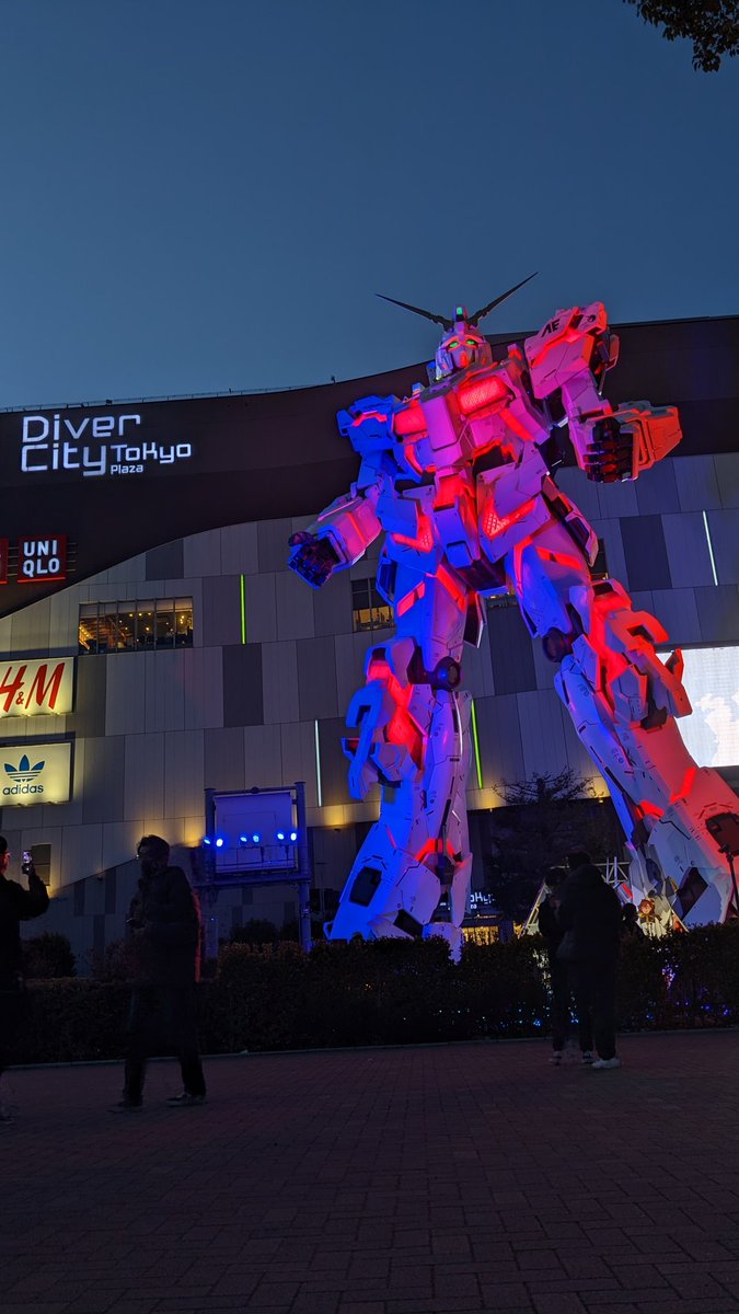 Malem nyari-nyari mereka di Tokyo kagak ketemu juga. Eh ketemu Gundam segede Gaban.