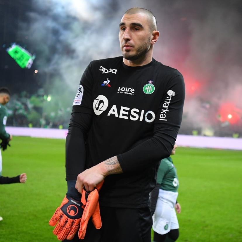 💚 Ruffier évoque le peuple stéphanois :

« Ce sont des supporters qui méritent tellement mieux. Je pense qu’ils savaient que je mouillais le maillot. Et je crois que les supporters de Saint-Étienne, c’est ce qu’ils aiment. Ils veulent qu’on respecte leur maillot. »

(Le Progrès)