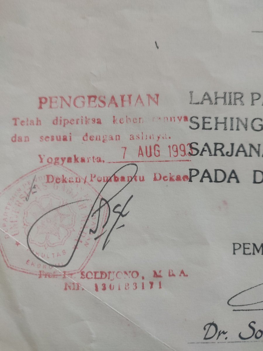 Permisi, legalisir asli dari UGM mau lewat dulu