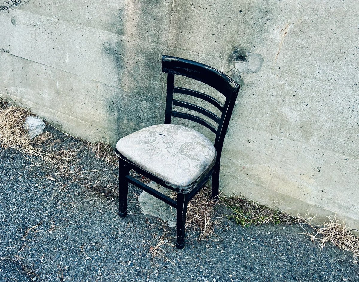 誰も座らない捨てられた椅子。