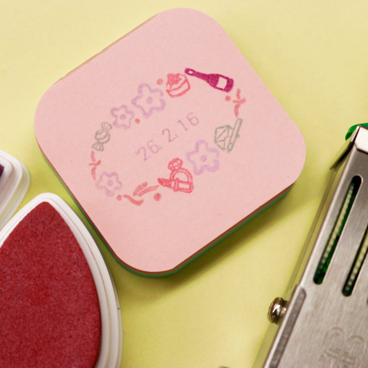 #阪急文具の博覧会2026 💌🐐
#阪急うめだ本店×#サンビー

日付印＼新柄登場🛍／です！

阪急と言えばの紙袋柄と
デパートならではのアイテムたちが
フレームになったイラスト日付印。

ぜひお手に取ってご覧くださいませ🌷
#文具の博覧会2026 #阪急百貨店 #うめだスーク