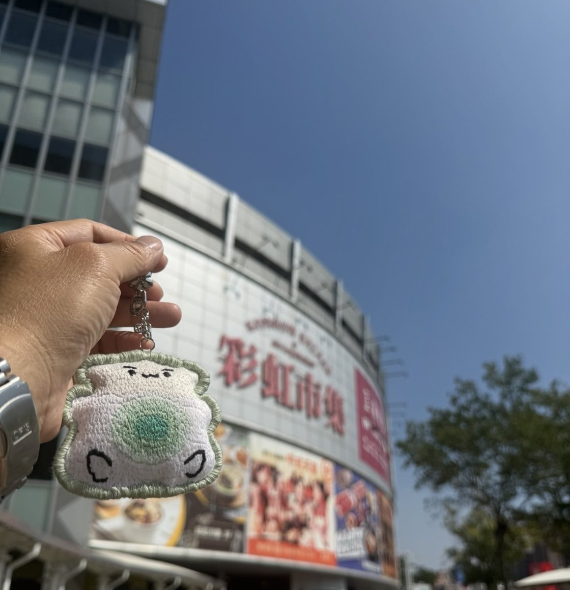 我：好耶！高雄，我們來了，天氣真好，等一下吃飽之後就要往目的地出發囉！
帝：好耶！吃飯了，我要吃兩個便當。
我：帝江，你…你的小肚皮怎麼有辦法塞得下兩個便當啊？真的是太神奇了吧⋯⋯
帝：那有什麼問題，我可是受過專業的訓練
我：…..
#蘭蘭你看 #小小帝江出任務